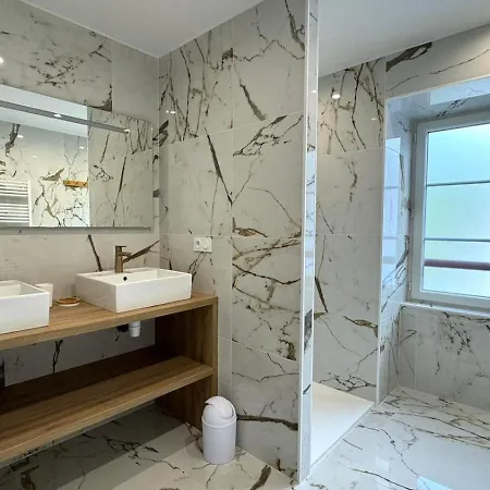 Maison Laurentzenia Bed & Breakfast 3*